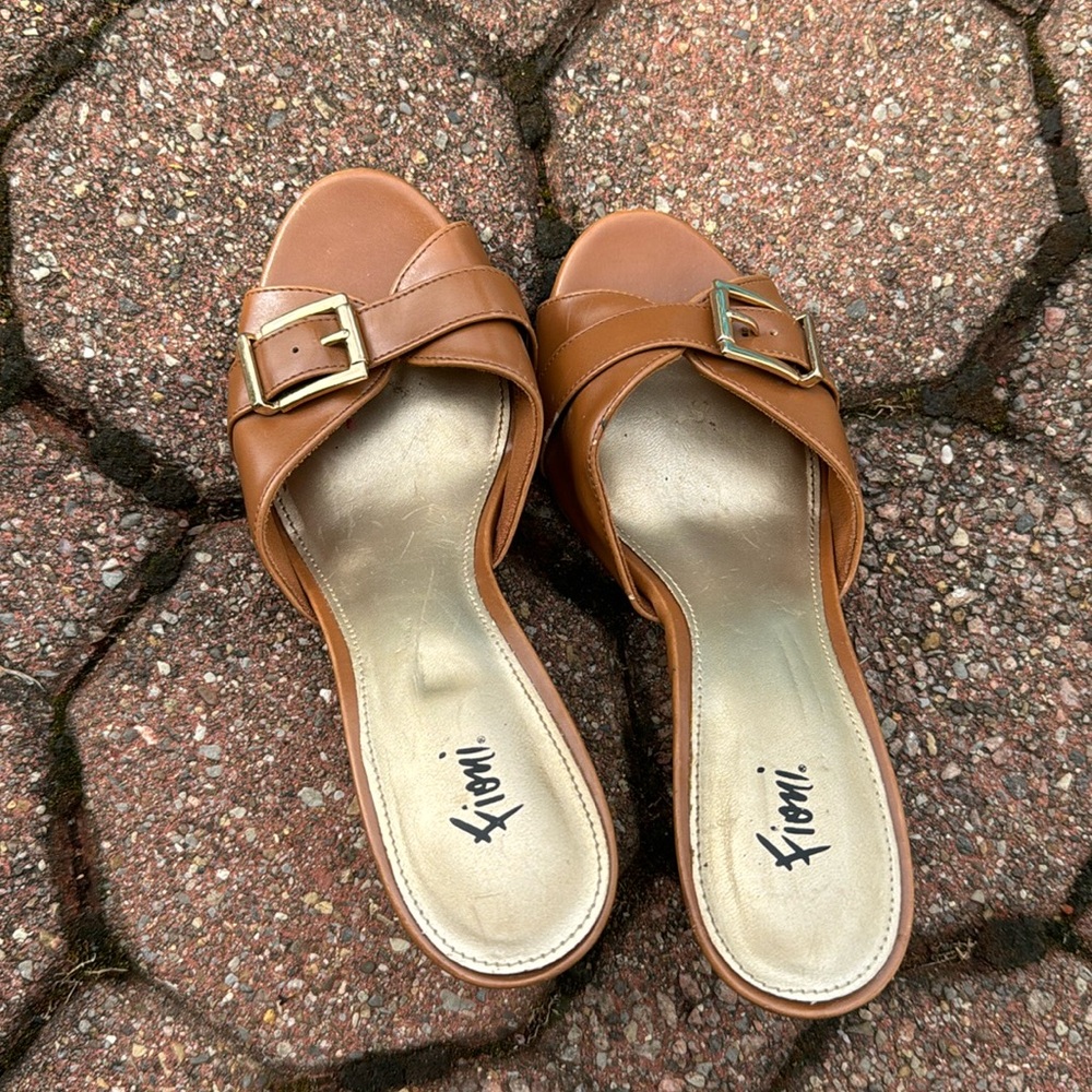 Fioni brown leather buckle sandal